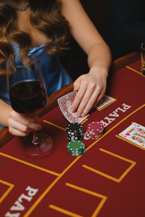 Ikon777 Game Poker Features And玩法
